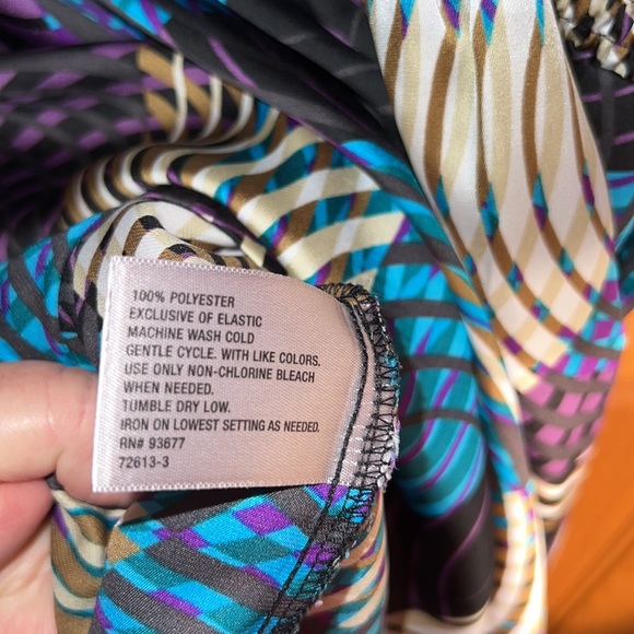 Vivid colors on 100% polyester silky feel fabric - Picture 4 of 5